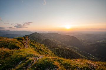 Hochgrat zum Sonnenuntergang mit Blick auf den Bodensee von Leo Schindzielorz