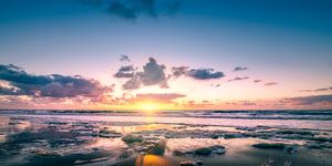 Coucher de soleil sur la plage sur Joost Lagerweij