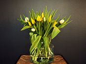 Junger Frühlingsstrauss mit gelben und weissen Tulpen in der Knospe von Atelier Liesjes Miniaturansicht