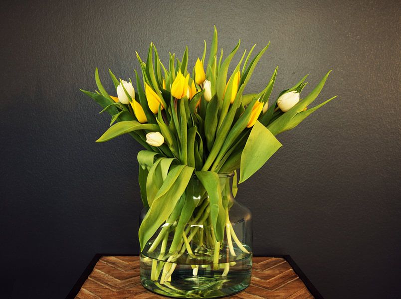 Junger Frühlingsstrauss mit gelben und weissen Tulpen in der Knospe von Atelier Liesjes