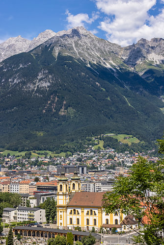 Wiltener Basilika und Nordkette in Innsbruck 