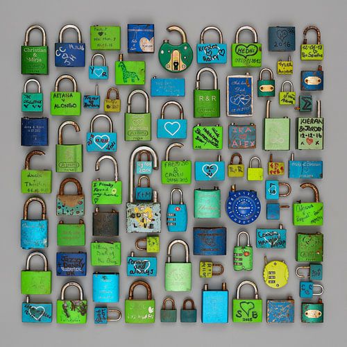 Liebesschlösser in Grün und Blau