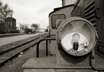Koplamp met gloeilamp van een oude, buiten gebruik gestelde locomotief