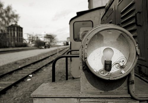 Koplamp met gloeilamp van een oude, buiten gebruik gestelde locomotief