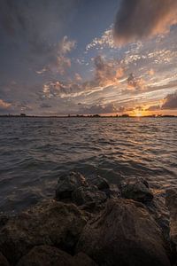 Zonsondergang bij Ravenswaaij en de rivier de Lek van Moetwil en van Dijk - Fotografie