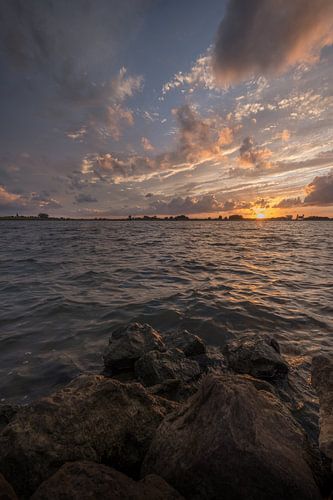 Zonsondergang bij Ravenswaaij en de rivier de Lek