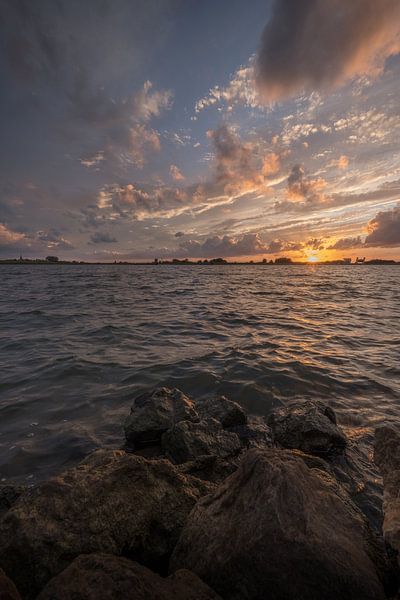Sunset at Ravenswaaij and the river Lek by Moetwil en van Dijk - Fotografie