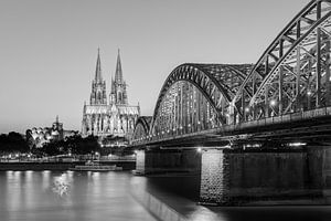 Köln am Abend schwarz-weiß