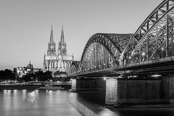 Cologne le soir en noir et blanc