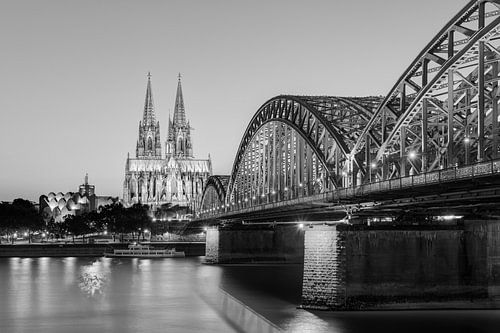 Köln am Abend schwarz-weiß