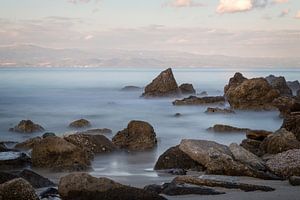 Griechische Küste mit Felsen und Meer im Vordergrund von Miranda van Hulst