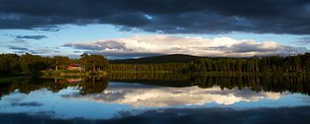 Spiegeling Zweden vlak na een regenbui.