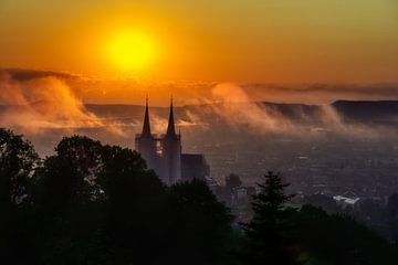 Uitzicht over Bamberg en klooster Michelsberg bij zonsopgang en in de mist