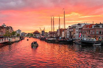 Leiden - Zonsondergang met boot op het Kort Galgewater (0026) van Reezyard