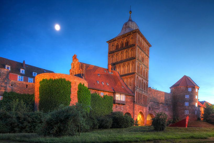 kasteelpoort, schemering, Lübeck van Torsten Krüger