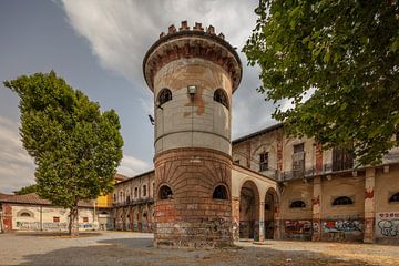 Ruine en toren van militaire school in centrum van Voghera, Piemont, Italië van Joost Adriaanse