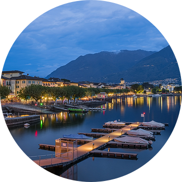 Een avond panorama van Ascona, Zwitserland