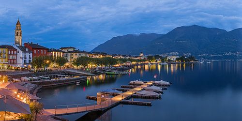 Een avond panorama van Ascona, Zwitserland