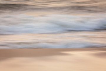 Wellenbewegungen am Strand als Kunst von Andy Luberti