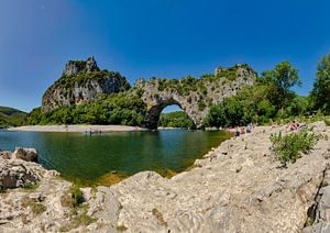 Le Pont d’Arc over de rivier de Ardèche, van Rene van der Meer