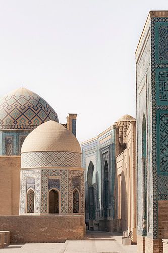 Straatje met mozaïek mausoleums | reisfotografie print | Samarkand, Oezbekistan