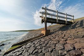Watersluisje met bedieningssteiger op het eiland Vlieland