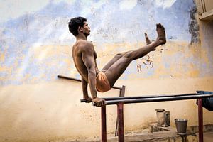 Entraînement d'un lutteur indien sur un pont à Varanasi en Inde. Wout Kok One2expose sur Wout Kok