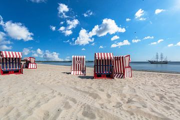Zeilschip, 5 strandstoelen, Parnorama strand in Thiessow op Rügen van GH Foto & Artdesign