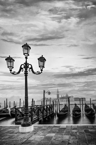 VENICE San Giorgio Maggiore bij het gouden uur | monochroom