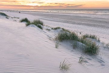 Strand Vlieland tijdens zonsondergang van Sander Groenendijk