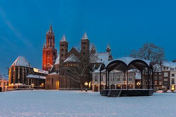 St. Servatius-Basilika zur blauen Stunde mit schneebedecktem Vrijthof von Kim Willems