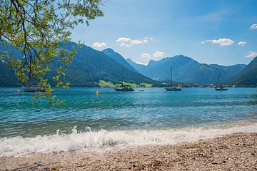 golven aan de oever van het meer Achensee, zomerdag in Tirol. uitzicht op Perti van SusaZoom