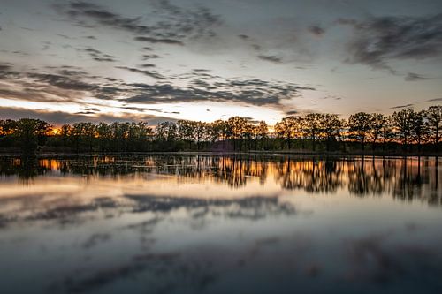 Avondlicht bij een vijver in de Oberlausitz