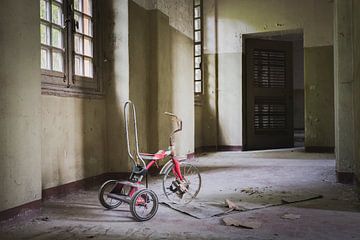 Old children's tricycle by Perry Wiertz