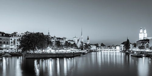 Zurich avec le Grossmünster le soir - monochrome