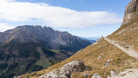 Nature of Italy - Tyrol du Sud - Sentier de randonnée automnal à travers les Dolomites du Rosengarten sur Sebastian Czech
