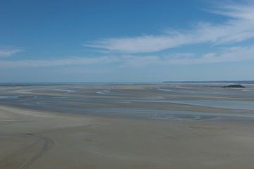 Zee en strand op een mooie zomerdag