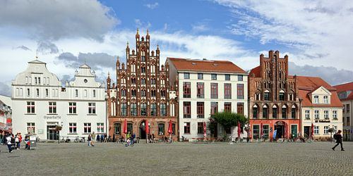 Greifswald - marktplein met gotische huizen van Gisela Scheffbuch