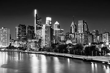 Zicht op het centrum van Philadelphia in de avond | Monochrom van Melanie Viola