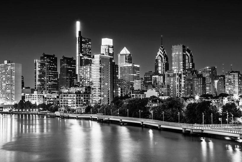 Vue du centre-ville de Philadelphie le soir | Monochrome par Melanie Viola