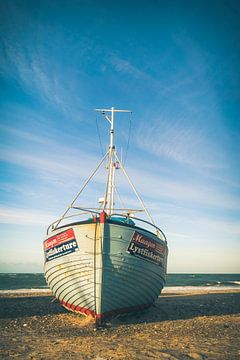 Vissersboot op het strand van Joost Lagerweij