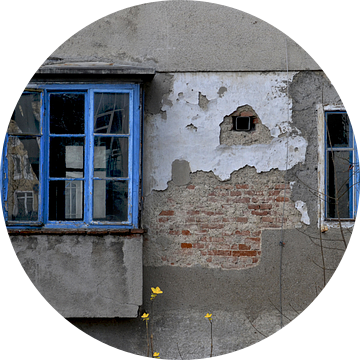 Oud huis - Blue ramen van Christine Nöhmeier