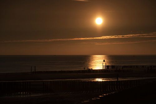 Vissers in de ondergaande zon.