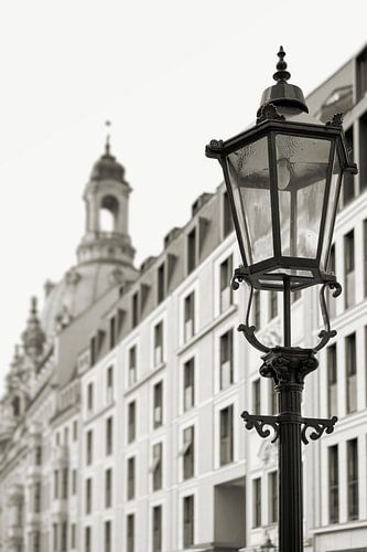 Lanterne dans la vieille ville de Dresde avec Frauenkirche
