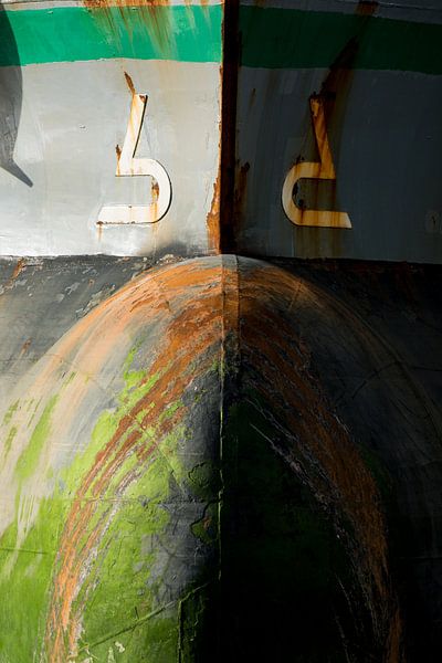 Schiffe im Hafen mit Rost am Bug. von scheepskijkerhavenfotografie