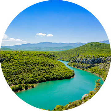 Helderblauwe rivier nabij Split (Kroatië)