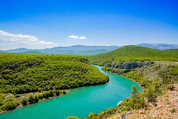 Helderblauwe rivier nabij Split (Kroatië) van Laura V