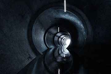Abstrakter Tunnel mit Licht am Ende des Tunnels von Besa Art