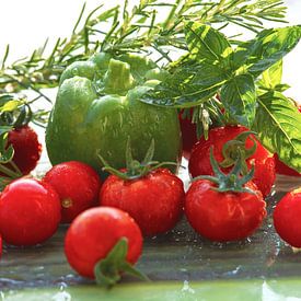 Küchen frische Tomaten und Paprika von Tanja Riedel