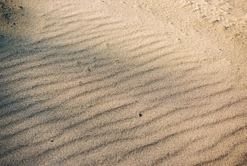 Spel van licht op het zand.